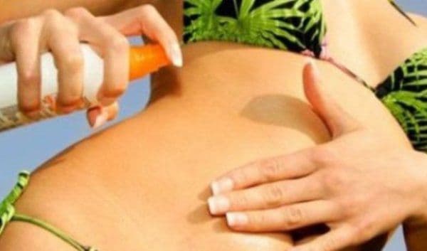 Unde greșești când te dai cu crema de protecție solară?