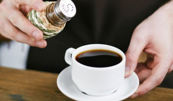 De ce trebuie să adaugi sare în cafea în loc de zahăr