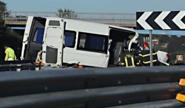 Tragic! Doi tineri români au murit într-un accident rutier produs în Franţa!