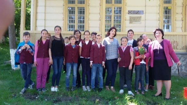 „Flori pentru Enescu” - Activitate de estetizare a rondurilor din curtea Muzeului Memorial „George Enescu” Dorohoi - FOTO