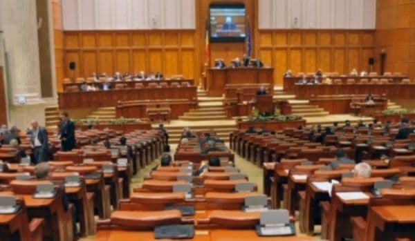 Membrii de partid pot fi manageri de spitale. Comisiile din Camera Deputaţiilor răstoarnă decizia Senatului