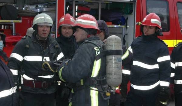 Pericol de explozie înlăturat de pompierii.11 butelii scoase dintr-o locuință cuprinsă de flăcări
