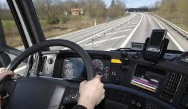 Ofertă de angajare în Canada: se caută şoferi de TIR cu salariu anual de 50.000 de dolari canadieni
