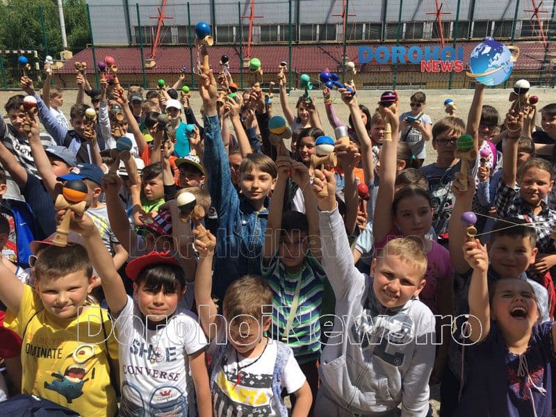 Flashmob „kendama” organizat în săptămâna altfel la Gimnaziul „Mihail Kogălniceanu” Dorohoi - FOTO