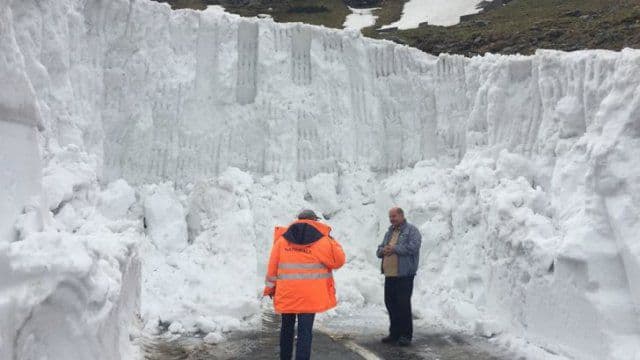Șoseaua din România unde zăpada depășește, ACUM, 5 metri înălțime. Imagini incredibile!