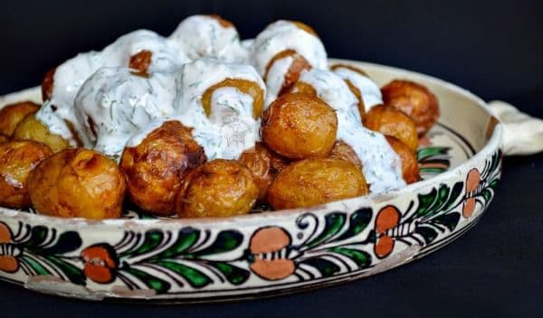 Cartofi noi la cuptor cu mărar şi unt