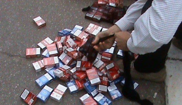 Ţigări de contrabandă confiscate de poliţişti dintr-un magazin din comuna Suharău
