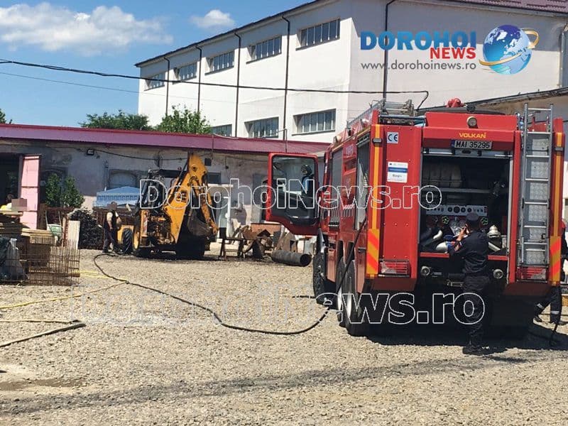 Buldoexcavator cuprins de flăcări pe strada Locomotivei din Dorohoi. Intervenție promptă a pompierilor - FOTO