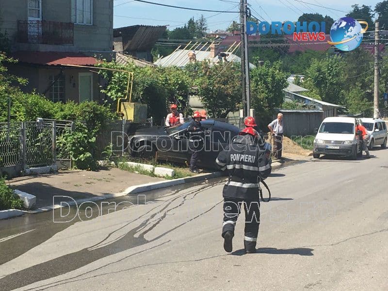 Pericol de explozie în Dorohoi după ce o mașină scăpată de sub control a rupt o conductă de gaze - FOTO