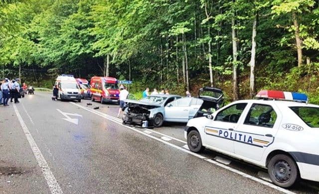 Accident grav! Șase oameni au ajuns la spital, după ce două mașini au intrat în coliziune!