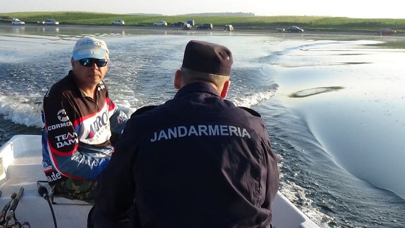 Trei pescari depistați fără permis de pescuit,amendați. Vezi ce au mai descoperit jandarmii în urma verificărilor!