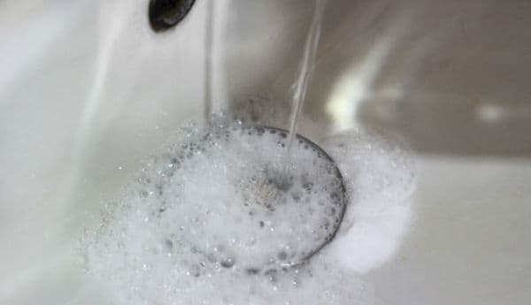 Cum să desfunzi chiuveta în câteva secunde, fără pompă sau soluţii chimice
