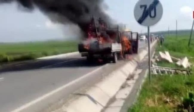 O camionetă a luat foc de la soare. Geamurile pe care le transporta s-au transformat într-o gigantică lupă