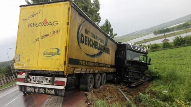 GRAV accident! TIR răsturnat la ieșirea din Botoșani - FOTO