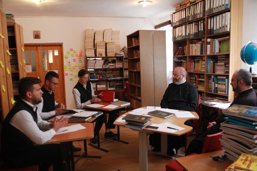 Examen de certificare a absolvenţilor la Seminarul Teologic Liceal „Sf. Ioan Iacob” din Dorohoi - FOTO