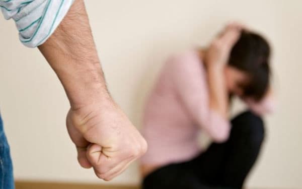 Mandat de executare! Bărbat ridicat de polițiști pentru violență în familie