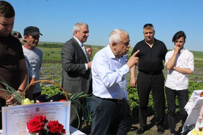 Ministrul Agriculturii şi-a început ziua în Piaţa Centrală din Botoşani, a vizitat o fabrică de caşcaval, câteva sere şi o staţie de irigat - FOTO