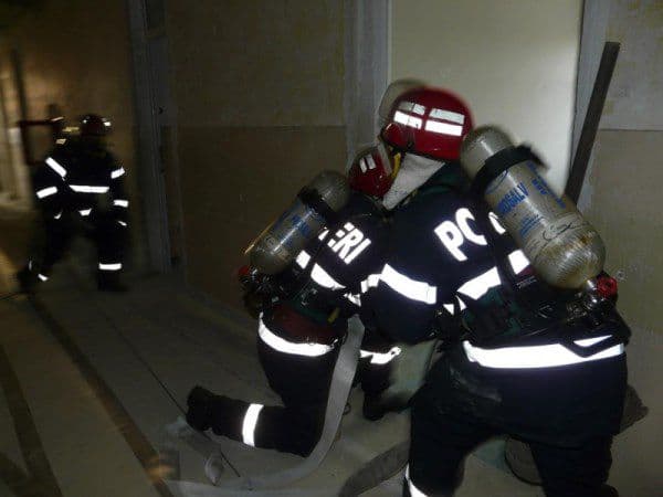 Pompierii dorohoieni efectuează exerciții de pregătire la mai multe unități de învățământ
