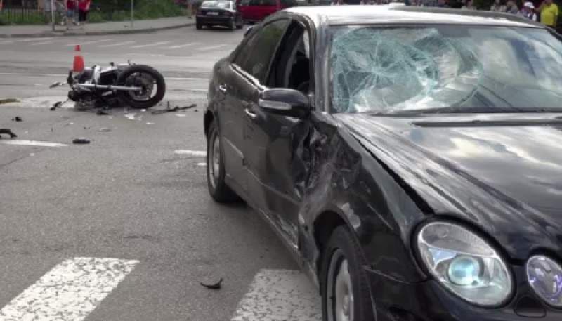 Accidentat grav. Angajat al Penitenciarului Botoșani, lovit de o mașină în timp ce se deplasa cu motocicleta spre serviciu