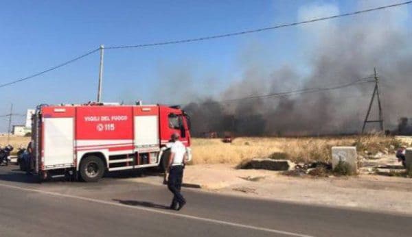 Zeci de români, evacuaţi dintr-o clădire din Italia, din cauza unui incendiu de vegetaţie