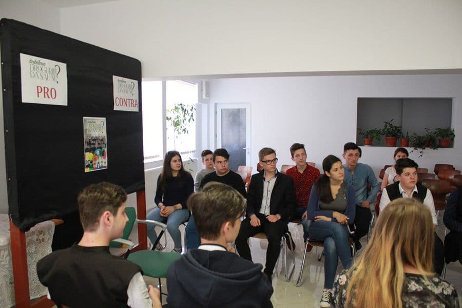 Dezbatere privind consumul de droguri la Seminarul Teologic Dorohoi - FOTO