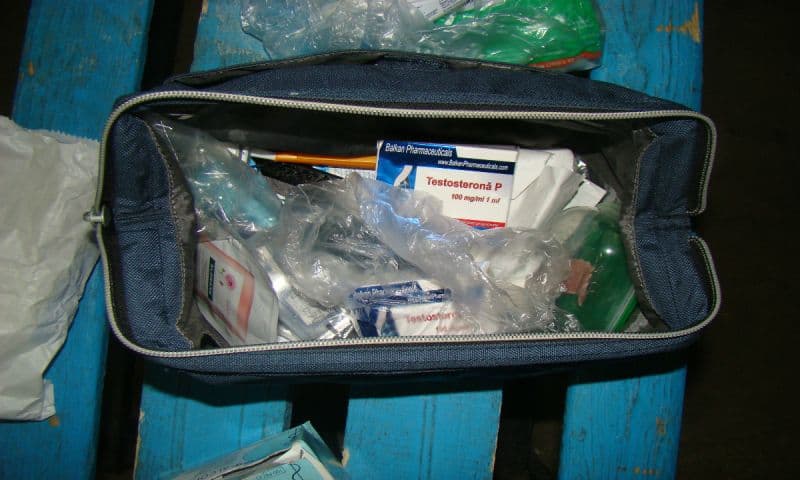 Substanţe anabolizante ascunse în cotiera unui autoturism, depistate de poliţişti de frontieră