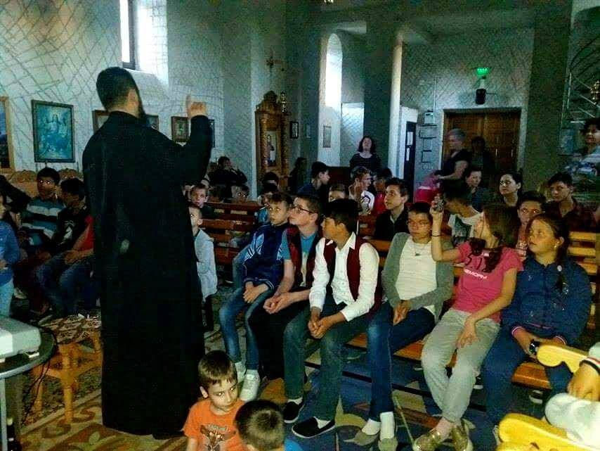 Proiect de activitate „Seară de film Ortodox” la Complexul de Apartamente „AMICII” Dorohoi - FOTO