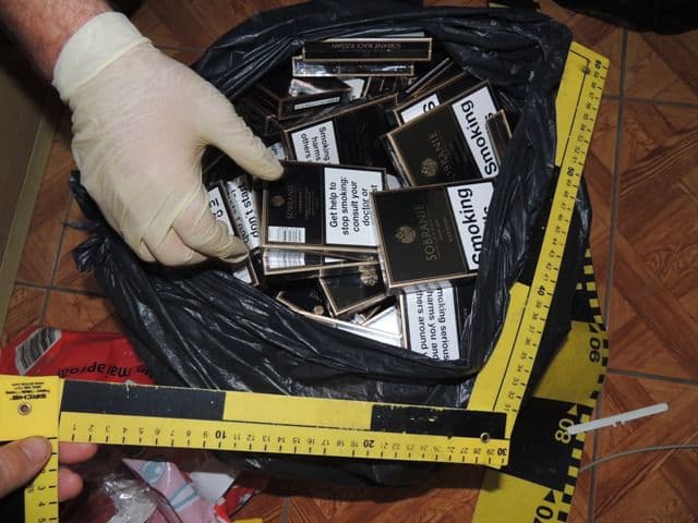 Percheziţii la persoane bănuite de contrabandă cu ţigarete - FOTO