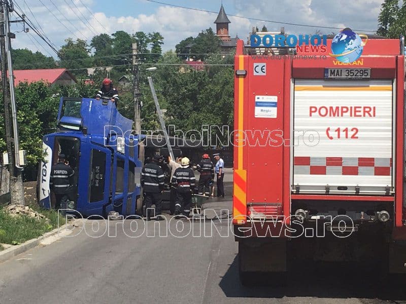 TIR plin cu semințe de floarea soarelui răsturnat pe strada Luceafărul din Dorohoi - FOTO
