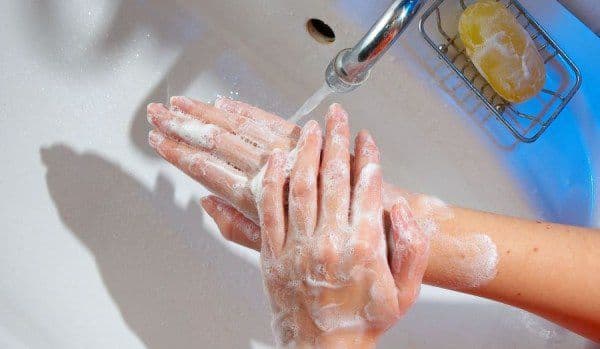 Greșeli care distrug microbii buni de pe piele
