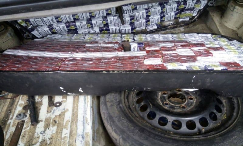 Ţigarete de contrabandă ascunse pe rezervorul unui autoturism - FOTO