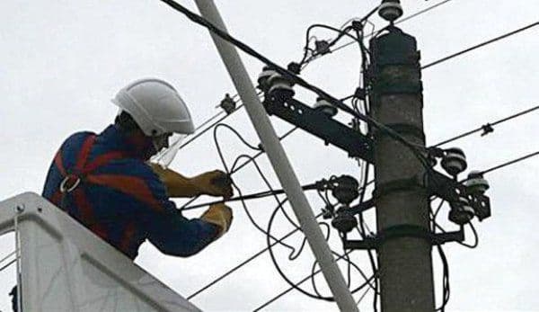 Furtunile de ieri au avariat sistemul de distribuţie al energiei electrice din Moldova