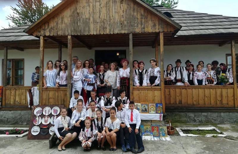 Femeile liberale au îmbrăcat ia românească, au cules sânziene de pe câmpurile înflorite și au pornit pe urmele lui Enescu - FOTO