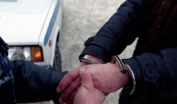 Tânăr bănuit de comiterea a două tâlhării, reţinut de poliţişti