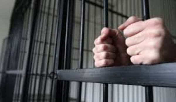 Au ajuns după gratii pentru furt și conducere sub influenţa alcoolului. Două mandate de executare puse în aplicare de polițiștii botoșăneni