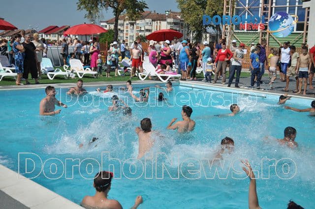 S-a dat startul la distracție! Piscina semi-olimpică din Dorohoi a fost deschisă. Vezi programul!