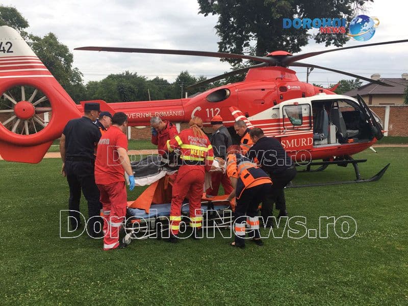 Bărbat în stare gravă după ce a căzut dintr-un copac preluat de la Dorohoi, de elicopterul SMURD – FOTO