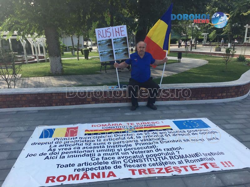 Decizie extremă! Un bărbat din Dorohoi a intrat în grevă în fața primăriei - FOTO