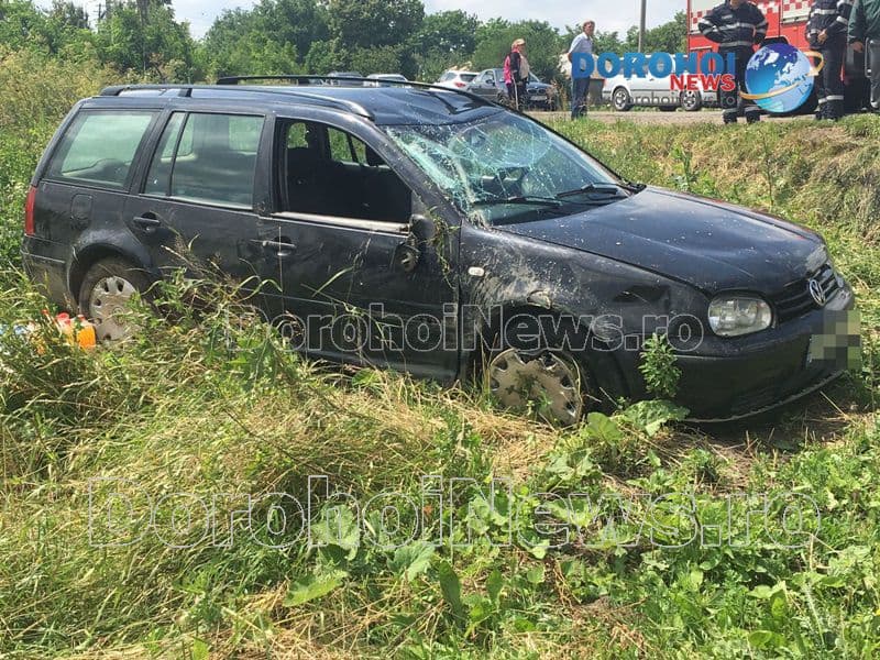 Accident la ieșirea din Dorohoi! Mașină răsturnată după o depășire imprudentă - FOTO