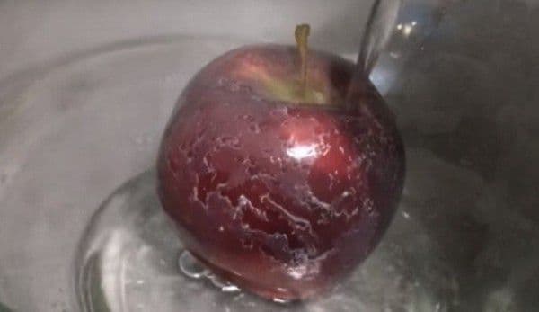 ATENȚIE! Ceara de pe fructe se depune pe pereții stomacului și poate provoca mai multe tipuri de cancer