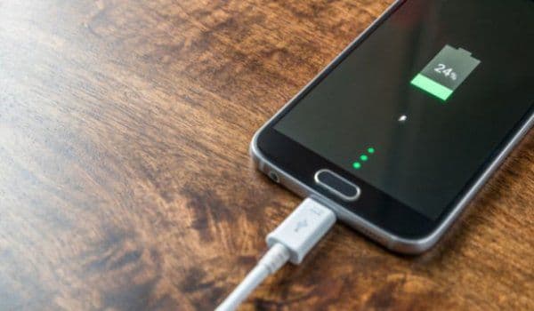 Cum îţi rişti sănătatea dacă vorbeşti la telefon în timp ce se încarcă