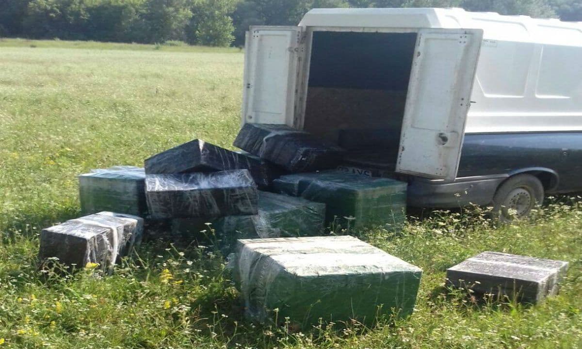 Dacia Papuc plin cu țigări de contrabandă, confiscate la frontieră - FOTO
