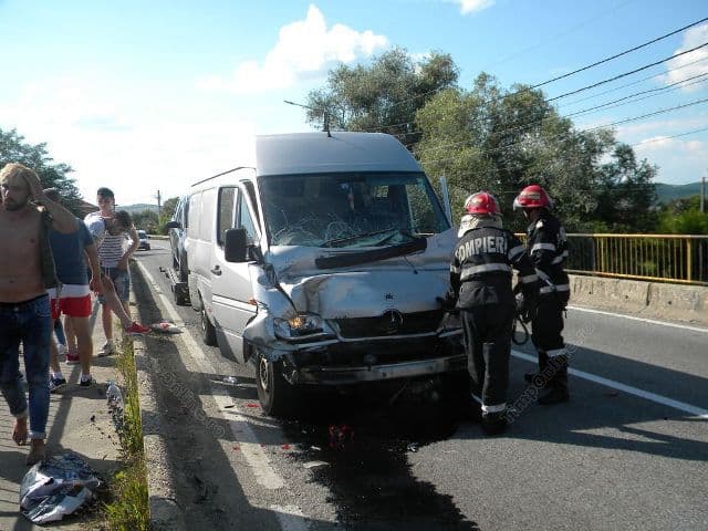 La un pas de tragedie din cauza unui tânăr din Botoşani! Un microbuz s-a izbit de un TIR. Trei persoane au fost rănite!