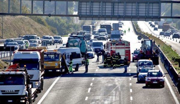 Accident grav pe o autostradă din Italia. Nouă persoane au fost rănite!