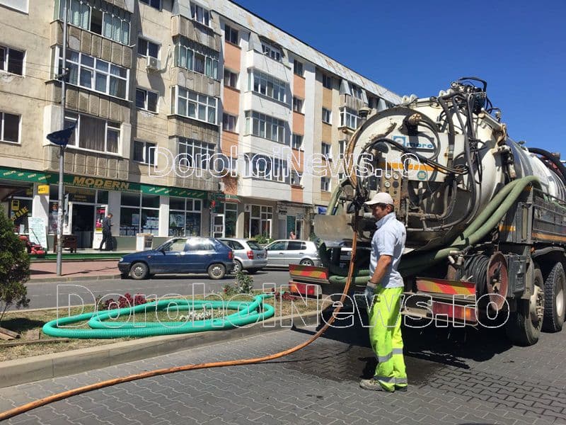 Acțiuni de amploare de curățare și decolmatare a sistemului de canalizare din municipiul Dorohoi - FOTO