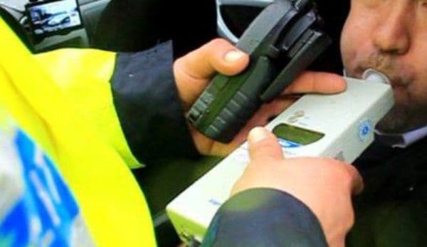Surprins în flagrant, în timp ce conducea, sub influenţa alcoolului
