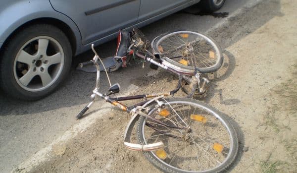 Minor rănit grav după ce a intrat în intersecție, cu bicicleta, fără să se asigure