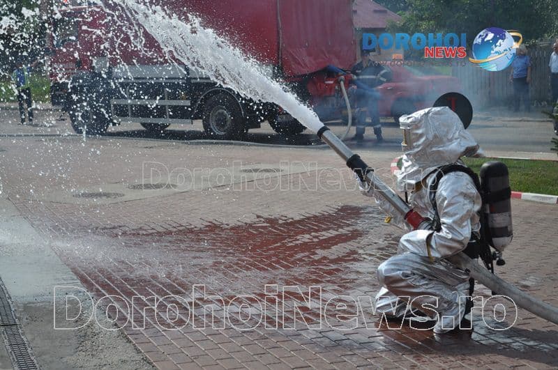 Incendiu la stația de distribuție carburanți MIRACOM: Exercițiu de amploare a pompierilor – VIDEO/FOTO