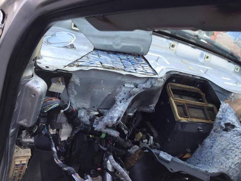 Bord de Mazda „umplut” cu ţigarete de contrabandă - FOTO