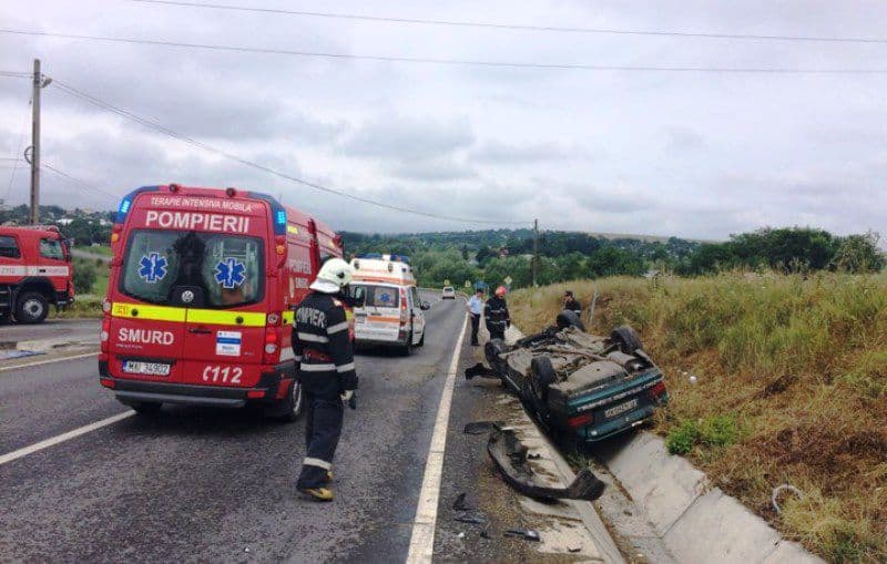 Accident grav! Doi tineri răniți după ce o mașină a rupt mai multe indicatoare apoi s-a dat peste cap!